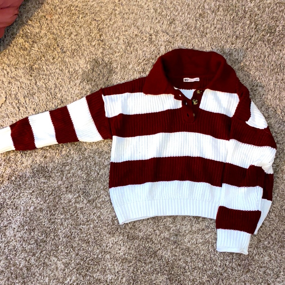 SO juniors L sweater.
